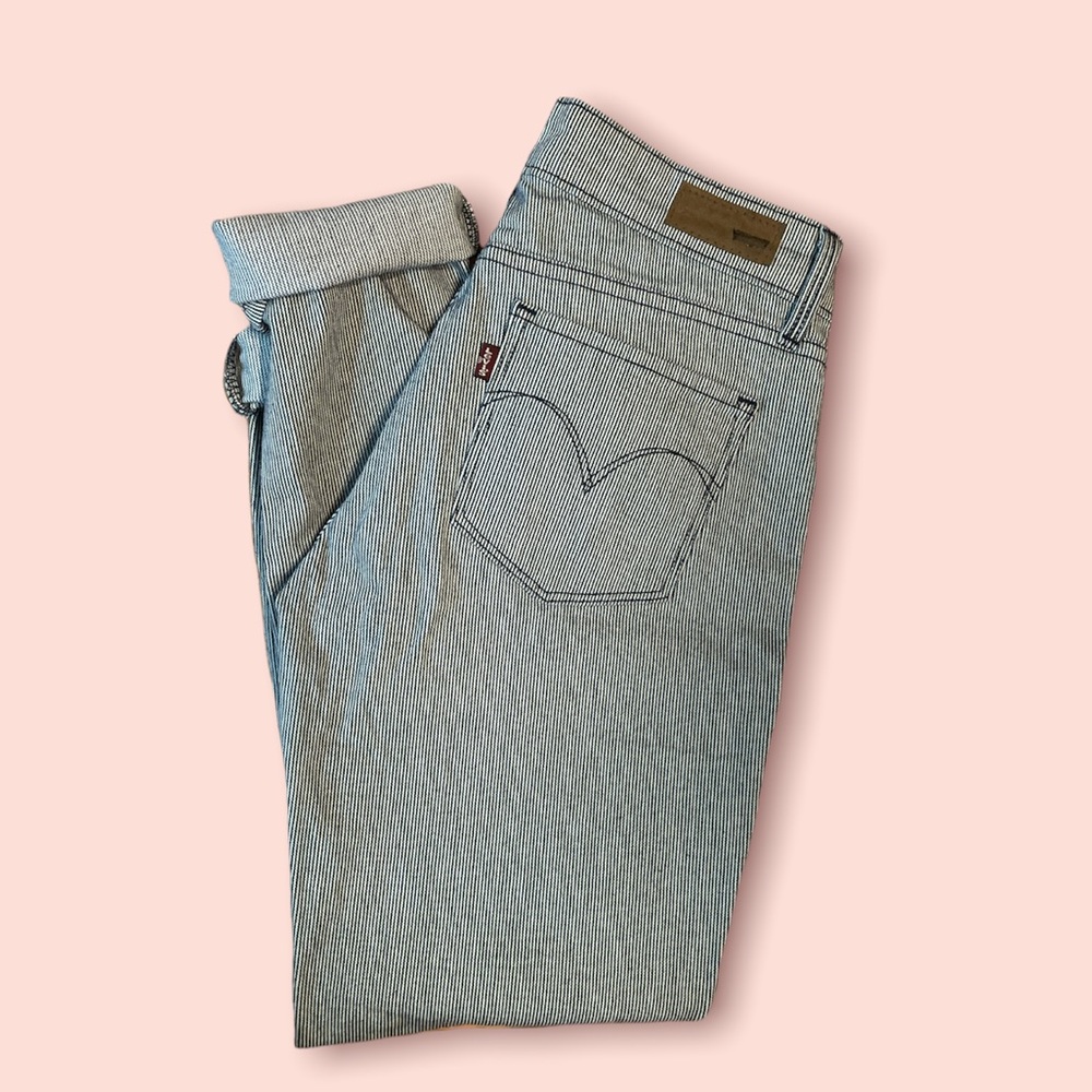 Low rise Levi’s perfect for any occasion . Pinstripe detail
